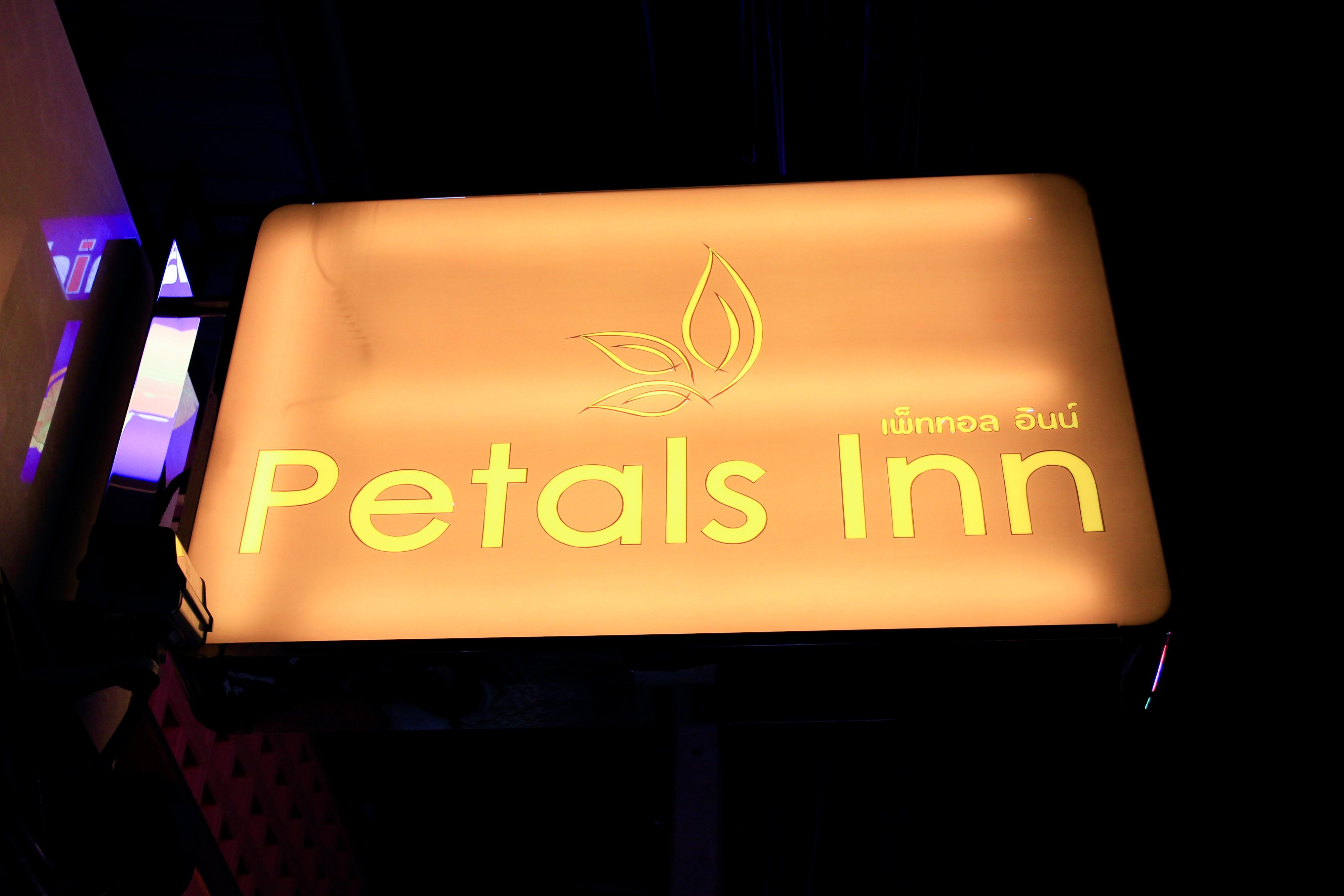 Petals Inn Bangkok Buitenkant foto